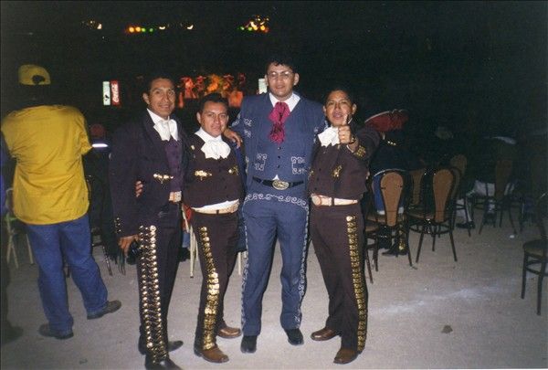 Compatriotas ecuatorianos vestidos de mariachi (uniforme café)
  saludando, agradeciendo  y felicitando a nuestro director Diego luego de nuestra internvención